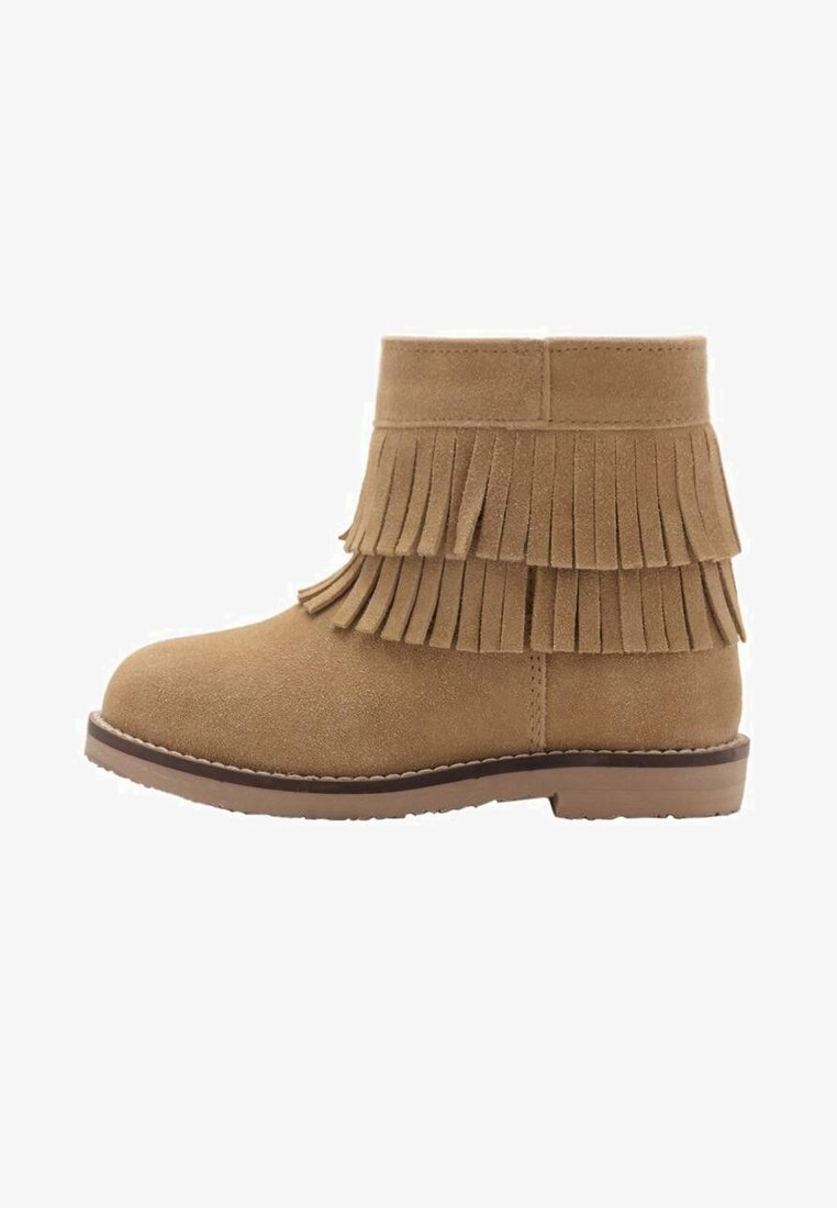 Botine din suede maro cu detalii din franjuri stratificate, vârful rotund și talpă din cauciuc maro. Textură netedă, design de înălțime medie.