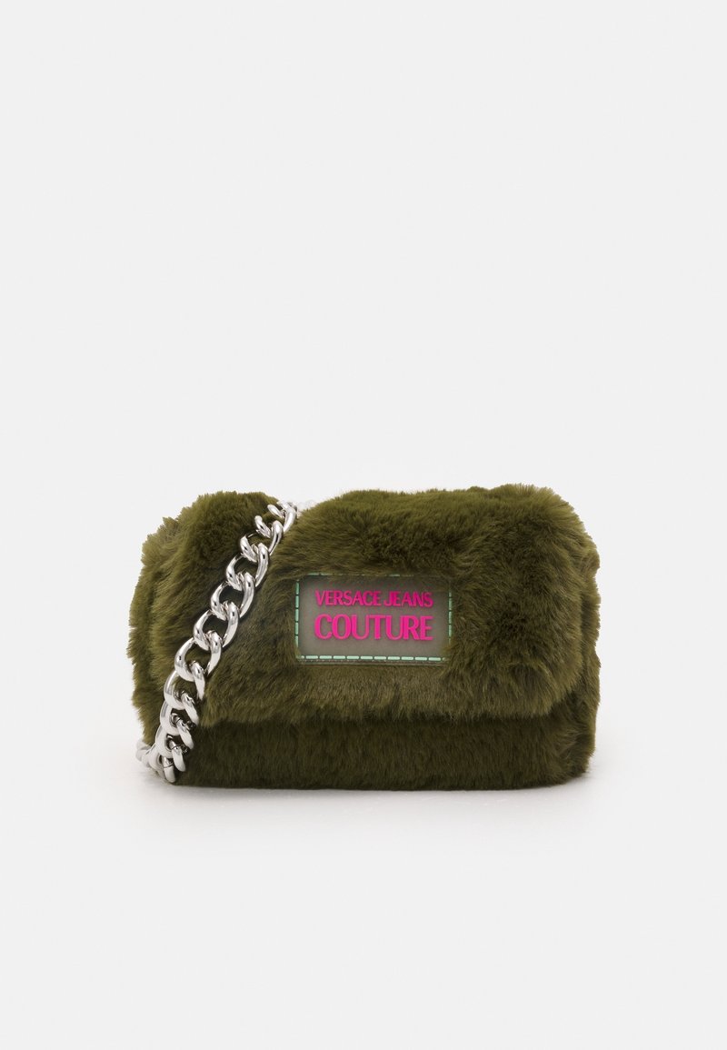 Olivgrön faux fur handväska med silverkedjesnodd, med en rosa "Versace Jeans Couture"-logotyp och sömnadsdetaljer.