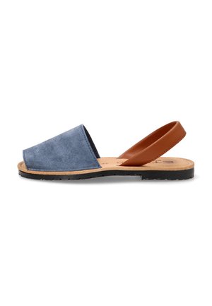 Sandalias de ante con una parte delantera azul, correa ajustable marrón y forro interior negro. La suela es plana y texturizada para mayor agarre.