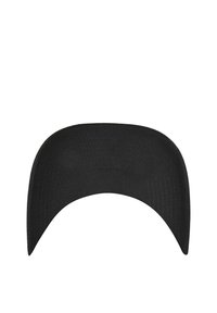 Visière noire incurvée d'une casquette de baseball vue de dessus, montrant des panneaux cousus et une texture de tissu lisse.