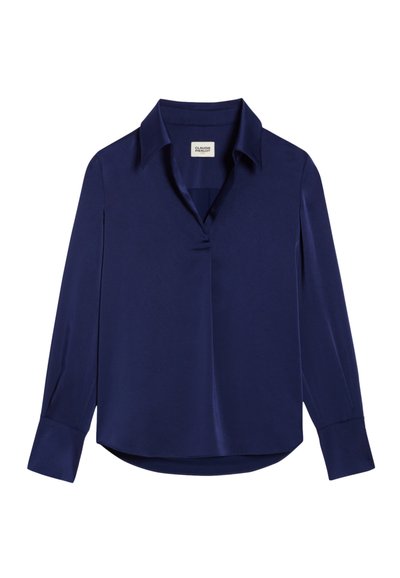 Blusa di seta blu navy con colletto classico, maniche lunghe, leggero scollo a V e orlo arrotondato; texture liscia con una leggera lucentezza.