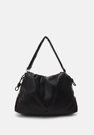 Czarna skórzana torebka o miękkim, luźnym fasonie. Posiada pojedynczy pasek, teksturowaną powierzchnię oraz marszczenie u góry.