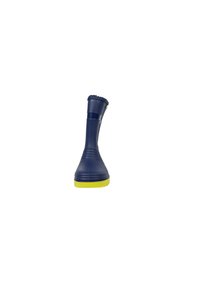 Bota de goma marina con diseño tapered, parte superior texturizada, bandas acanaladas y suela amarilla brillante para el contraste. Presenta un acento verde en el costado.