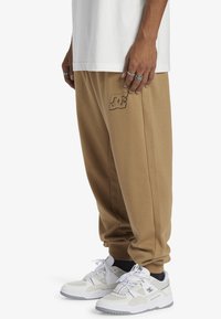 DC Shoes HAMPDEN JOGGING MIT ELASTISCHEM BUND - Jogginghose - clm0 kelp