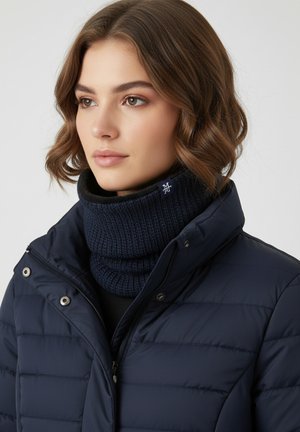 Marineblaue Steppjacke mit hohem Kragen, ausgestattet mit einem ribbestoffierten marineblauen Kragen. Enthält Druckknöpfe und einen Reißverschluss. Weicher Stoff.