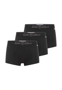 Drie paar zwarte boxershorts van zachte stof. Elk heeft een zwarte tailleband met het "Carlos Colucci" logo.