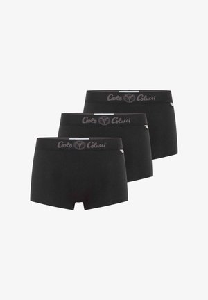 Drie paar zwarte boxershorts van zachte stof. Elk heeft een zwarte tailleband met het "Carlos Colucci" logo.