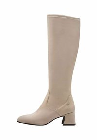 Stivale beige alto fino al ginocchio realizzato in morbido camoscio, con punta affusolata, tacco a blocco e dettagli di cucitura discreti lungo i lati.