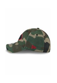 Camo-Basecap in Grün mit beigen und schwarzen Mustern, gebogenem Schild, rotem Logoakzent und atmungsaktivem Stoff, ausgestattet mit gesteppten Paneelen und Belüftungsöchern.