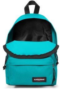 Zaino turchese con interno nero, pattina superiore e tasca frontale. Caratterizzato da spallacci regolabili e un'etichetta con logo. Realizzato in tessuto resistente.