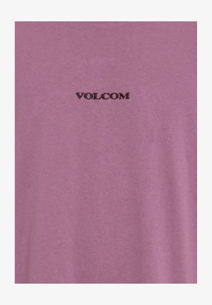 Lila kortärmad t-shirt i mjuk bomull med rund halsringning, prydd med den broderade logotypen "VOLCOM" i svart på bröstet.