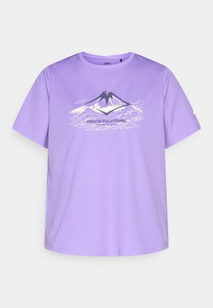 T-shirt violet à manches courtes en tissu respirant, avec un motif de montagne blanc et le texte "ASICS FUJI TRAIL" en dessous.