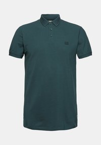 Polo vert foncé à manches courtes avec col, trois boutons et un petit logo rectangulaire sur la poitrine gauche.