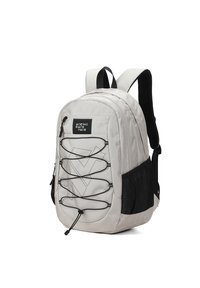 Zaino grigio chiaro con accenti neri, dettagli con corda elastica sul davanti, una tasca laterale in rete e spallacci imbottiti per il comfort.