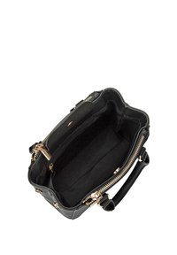 Borsa a mano in pelle nera con dettagli in metallo dorato, chiusura a zip e un ampio interno con fodera in stoffa e una tasca con zip.