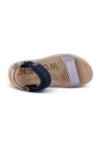 Blå och ljuslila justerbar sandal med en texturerad innersula och mjuka remmar. Har en tan-färgad fotbädd med varumärkets logotyp präglad.