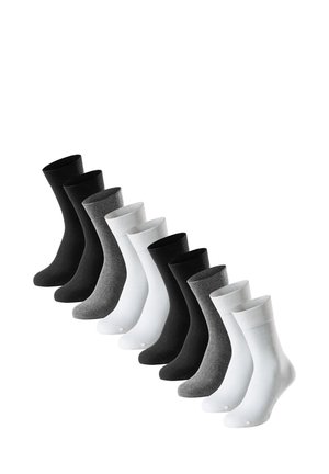 Tien paar effen sneakersokken in zwart, grijs en wit, gerangschikt in een verspringende lijn op een witte achtergrond.