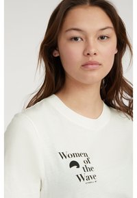 Bílá mikina s elastickým výstřihem, zdobená černým nápisem "Women of the Wave". Měkká tkanina, volný střih, minimalistický design.