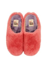 Chaussons roses duveteux avec une doublure violette douce et une étiquette portant la mention "hot POTA toes !" Forme arrondie, texture confortable et design enfile.