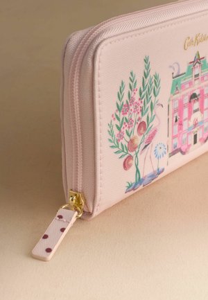 Jasnoróżowa saszetka na zamek z złotym suwakiem i kolorowymi ilustracjami flaminga, roślin oraz różowego budynku.