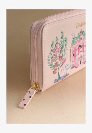 Jasnoróżowa saszetka na zamek z złotym suwakiem i kolorowymi ilustracjami flaminga, roślin oraz różowego budynku.