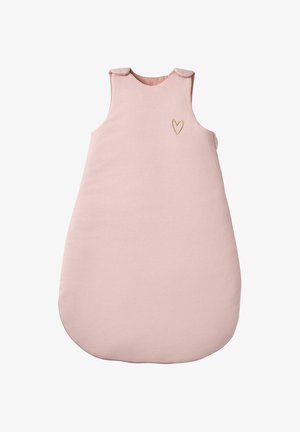 Pinker Schlafsack mit Schulterknöpfen, abgerundeter Form, weicher Textur und goldener Herzstickerei auf der Vorderseite.