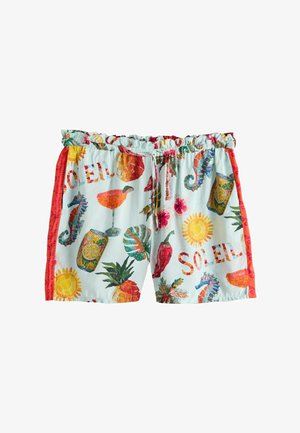 Lyseblå shorts med røde sidelister, farverige tropiske tryk inklusive søheste, ananas, drinks og ordet "SOLEIL" med solmotiver.
