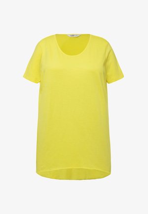 Gul t-shirt lavet af letvægtsstof med rund halsudskæring, korte ærmer og en afslappet pasform med en lidt længere baglæns søm.