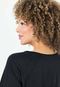 Ulla Popken FLOCKED BEAUTY - Langarmshirt - black