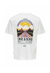 T-shirt bianca in cotone con un colorato design grafico che presenta un arcobaleno, montagne e una strada. Il testo include "ONLY & SONS" e i dettagli dell'evento.