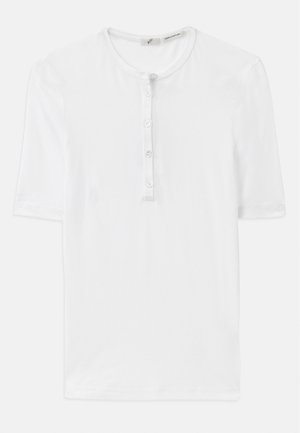 Hvid kortærmet T-shirt i ribbet stof med rund halsudskæring og fem knaplukninger. Blød tekstur og afslappet pasform.
