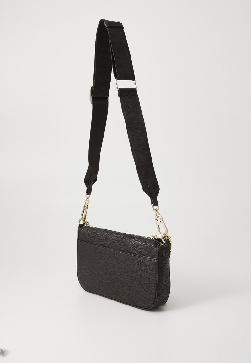 Schwarze Leder-Crossbody-Tasche mit einer Kiesel-Oberfläche, ausgestattet mit goldfarbenen Beschlägen und einem schwarzen Marken-Schultergurt. Rechteckige Form, mit Reißverschlussverschluss.