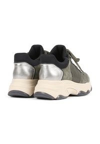 Vihreät mokkanahkaiset lenkkarit mustilla yksityiskohdilla, metallinhohtoinen hopeinen kantapää ja paksu beige pohja. Varustettu nauhoilla ja rei'itetyillä sivupaneeleilla.
