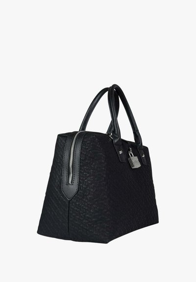 Borsa nera testurizzata con doppi manici, cerniera argentata sul lato e lucchetto decorativo argento sul davanti contro uno sfondo bianco semplice.