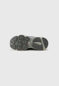 Semelle noire avec des motifs texturés et des rainures, dotée d'une semelle intermédiaire grise avec de légères speckles ; conçue pour l'adhérence et la stabilité.