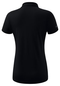Polo shirt nera con colletto, maniche corte, texture liscia e un logo discreto sulla manica sinistra. Nessun motivo o accento visibile.