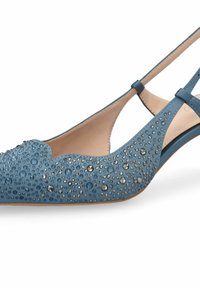 Chaussure plate à talon slingback en daim bleu avec bout pointu et ornements dispersés de petits et moyens strass.