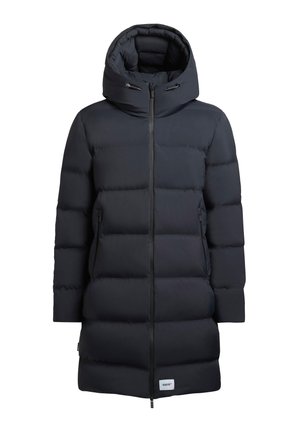 Musta puhvotakki, jossa on korkea kaulus ja säädettävä huppu. Takissa on vetoketjukiinnitys ja kaksi sivutaskua, ja se on valmistettu sileästä, eristetystä materiaalista.