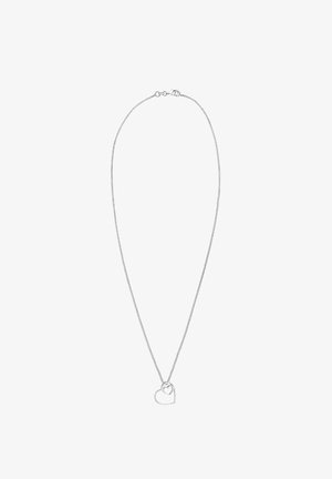 Zilveren ketting met een dunne schakel en een hartvormige hanger met een uitsnede van een binnenhart, die een minimalistisch ontwerp toont.