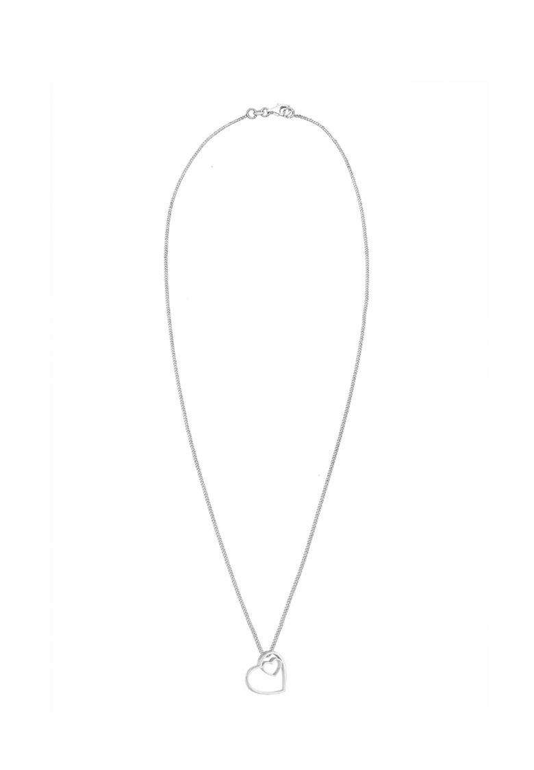 Sølv halskæde med en tynd kæde og en hjerteformet vedhæng med et indre hjerteudskæring, der fremhæver et minimalistisk design.