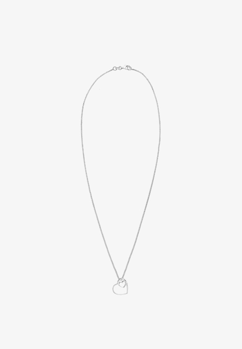Sølv halskæde med en tynd kæde og en hjerteformet vedhæng med et indre hjerteudskæring, der fremhæver et minimalistisk design.