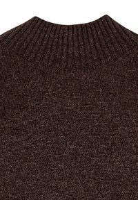 Pull en maille brun foncé avec col haut côtelé et détails de tissu texturé.