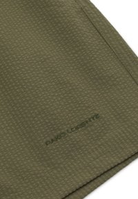 Oliwkowe szorty z textured materiału, ozdobione subtelnym kwadratowym wzorem, z haftowanym logo "PAKO LORENTE" w dopasowanym kolorze.