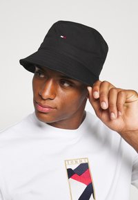 Tommy Hilfiger - FLAG BUCKET HAT - Hatt - black Miniatyrbilde 1