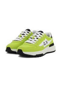 Sneaker verde neon con lacci bianchi, accenti neri e suola testurizzata. Presenta un design del logo bianco sul lato e un collare imbottito.