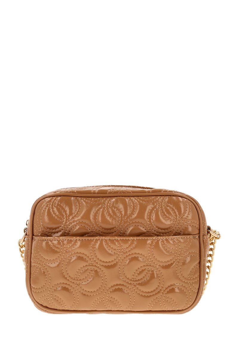 Tan quilted lædertaske med en kædestrop. Har et præget spiral mønster og en rektangulær form. Indeholder en lynlåslomme foran.