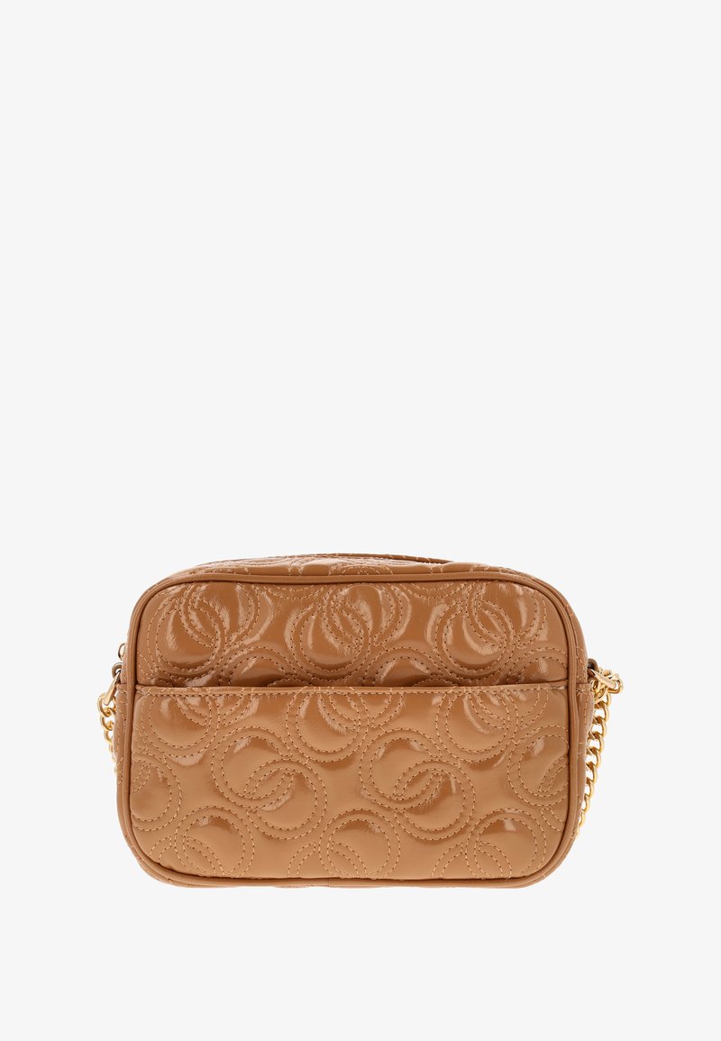 Tan quilted lædertaske med en kædestrop. Har et præget spiral mønster og en rektangulær form. Indeholder en lynlåslomme foran.