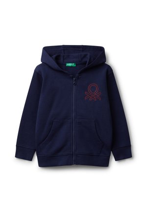 Marineblaue Zip-Hoodie mit Fronttaschen, gerippten Bündchen und einem roten gestickten Logo auf der linken Brust.