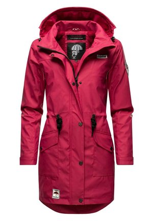 Parka impermeable roja con capucha, cordones en la cintura, dos bolsillos frontales y un parche con el logo en la parte inferior izquierda. Textura suave.