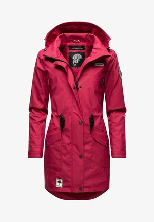 Czerwona wodoodporna parka z kapturem, sznurkiem w talii, dwiema przednimi kieszeniami i naszywką z logo na dolnej lewej stronie. Gładka tekstura.